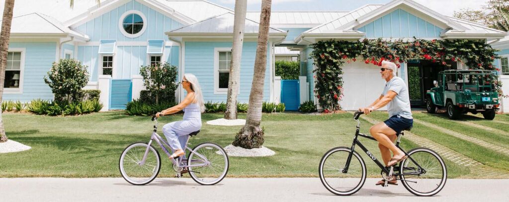 زوجان كبيران في السن يركبان دراجة في أحد شوارع نابولي ، فلوريدا