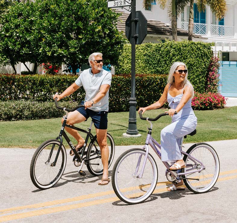 زوجان كبيران في السن يركبان دراجة في أحد شوارع نابولي ، فلوريدا