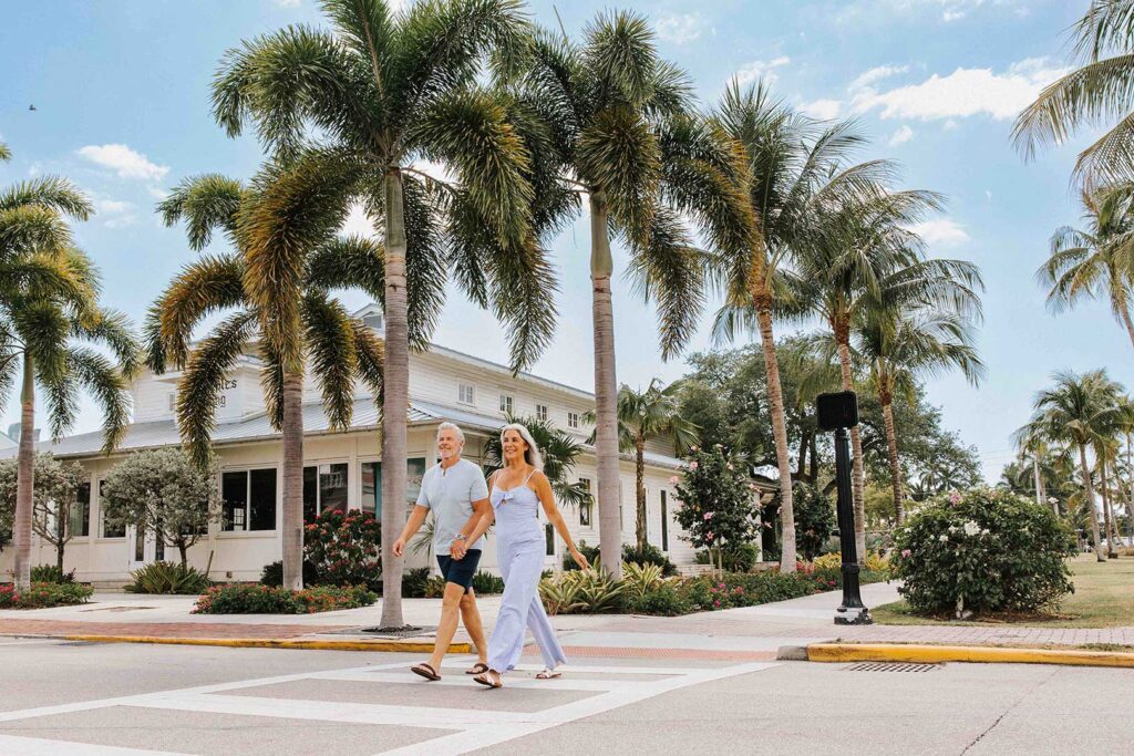 زوجان كبيران يمشيان على ممر مشاة في وسط مدينة نابولي بولاية فلوريدا