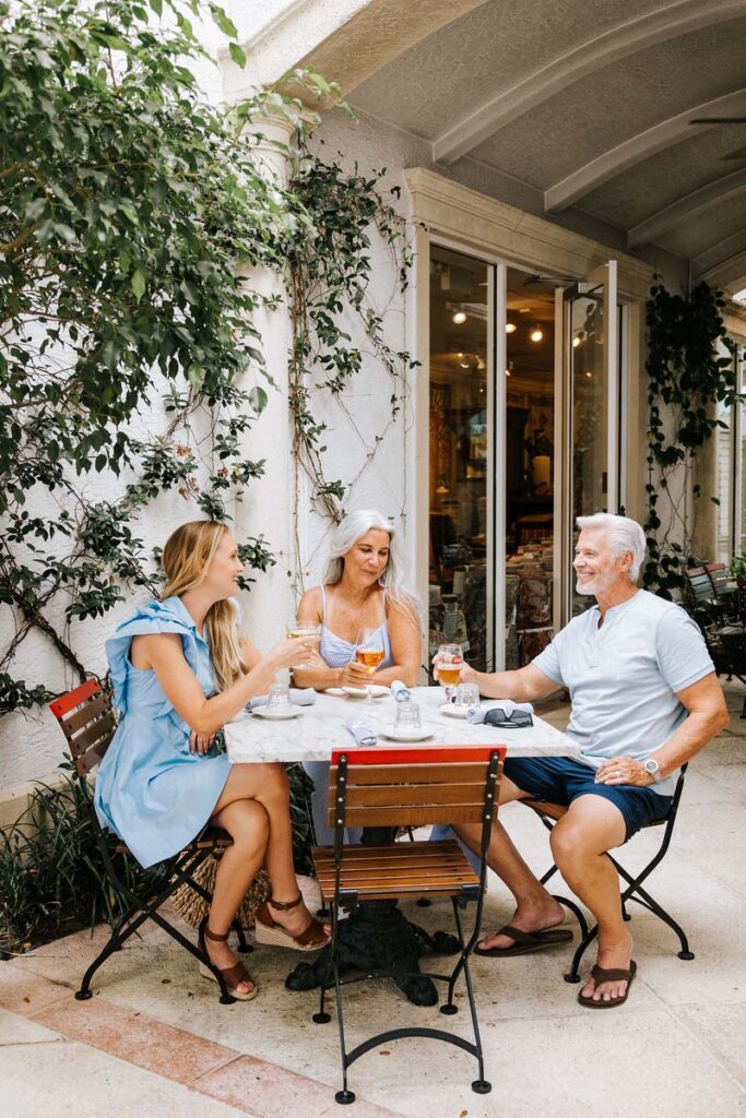 عائلة تستمتع بوجبة الجلوس خارج مطعم في نابولي ، فلوريدا