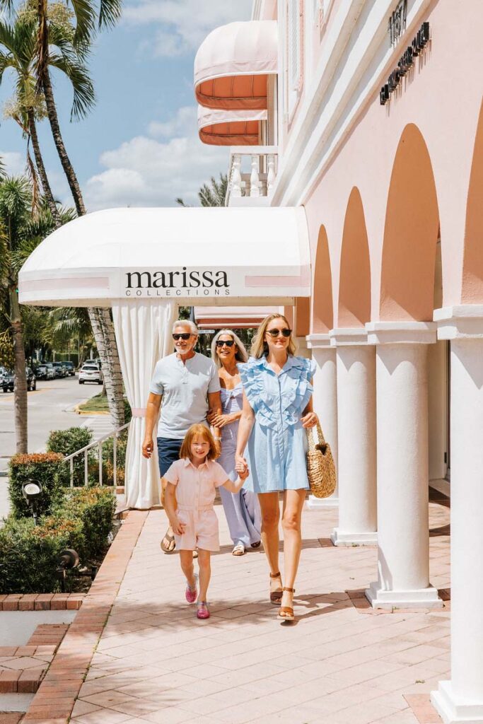 أسرة تمشي على رصيف في نابولي ، فلوريدا