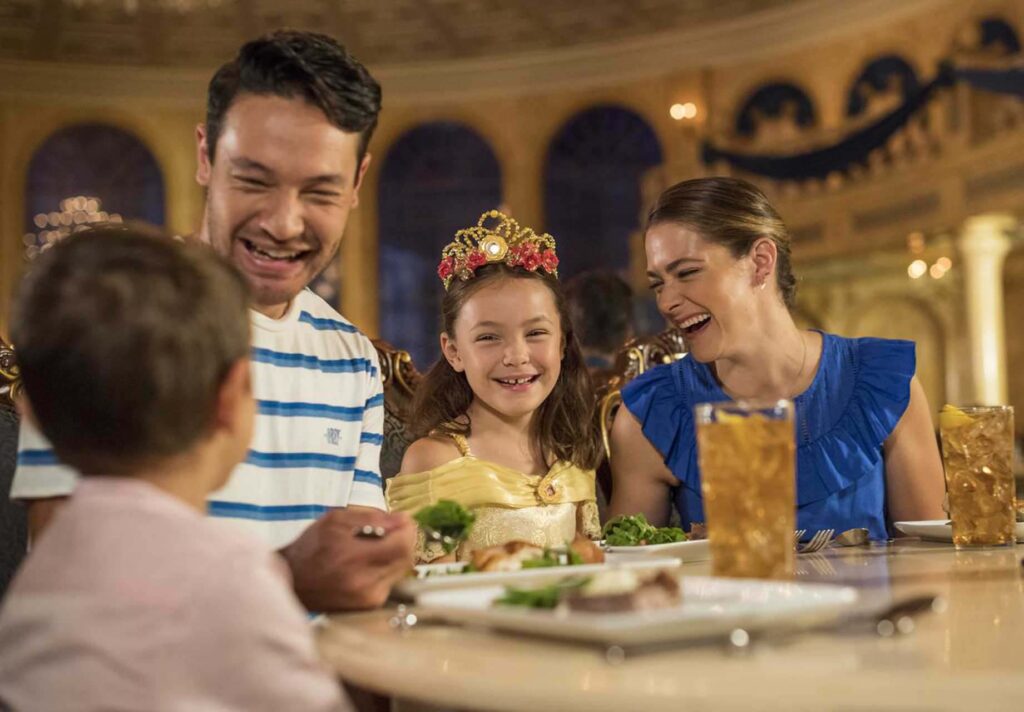 Familia disfrutando de una cena en el restaurante Be Our Guest en Magic Kingdom