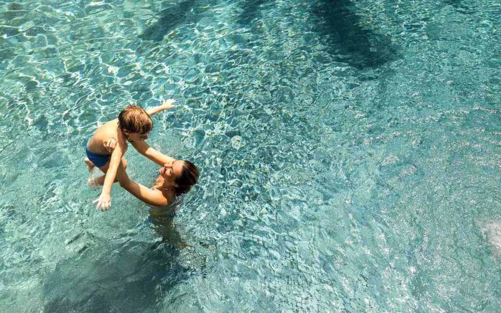 أم تلعب مع ابنها في حمام السباحة في منتجع لارجو