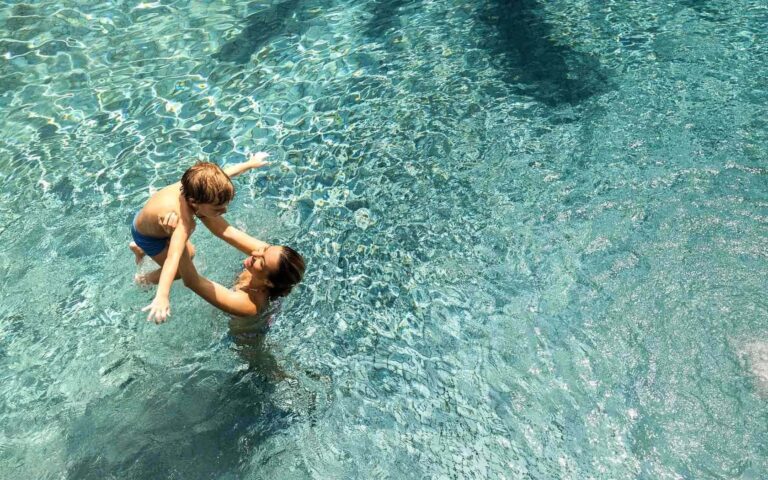 Madre jugando con su hijo en la piscina del Largo Resort