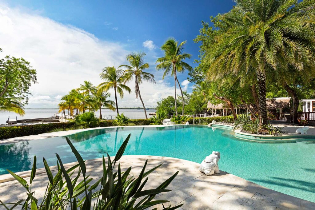 无边际泳池周围环绕着郁郁葱葱的热带植物 | 拉戈度假村