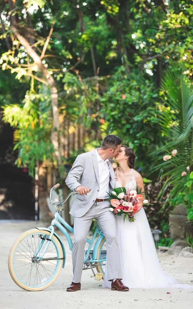 تقبيل العروس والعريس على دراجة زرقاء قديمة | منتجع لارجو