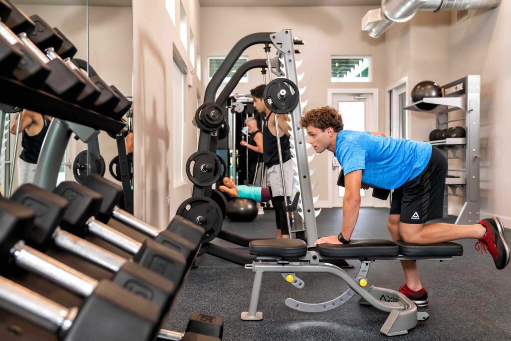 مجموعة من الأشخاص يمارسون التمارين في مركز اللياقة البدنية Spectrum Resort Orlando