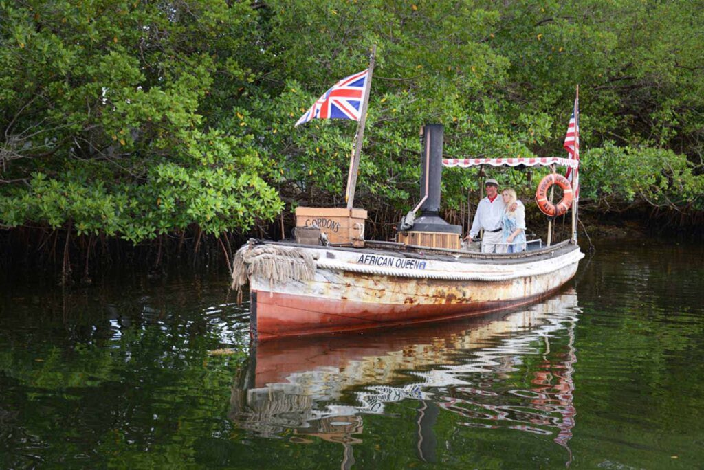 Barco de vapor African Queen a la deriva por un canal en Key Largo, Florida