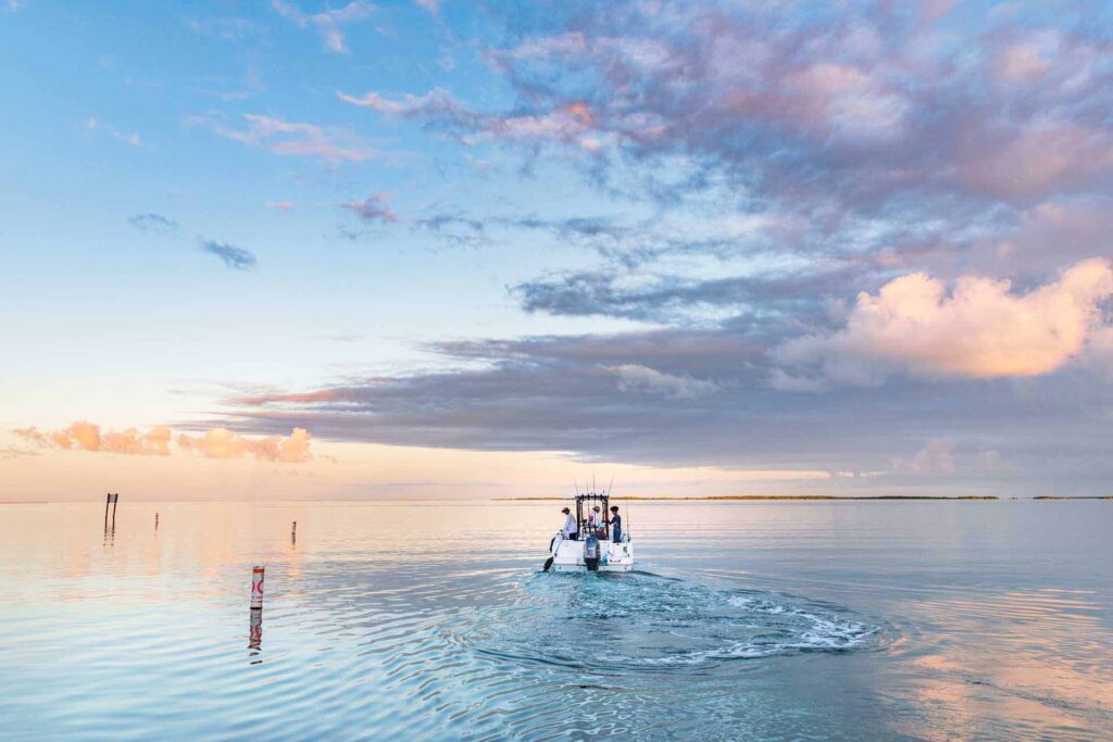 Barco pesquero saliendo al mar al amanecer en los Cayos de Florida