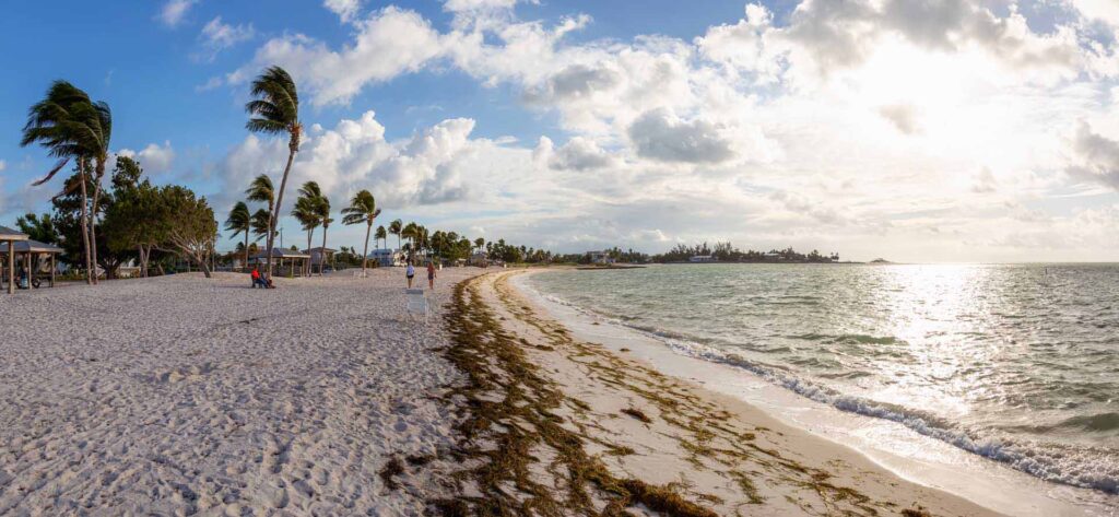 Playa de arena en un día soleado en los Cayos de Florida