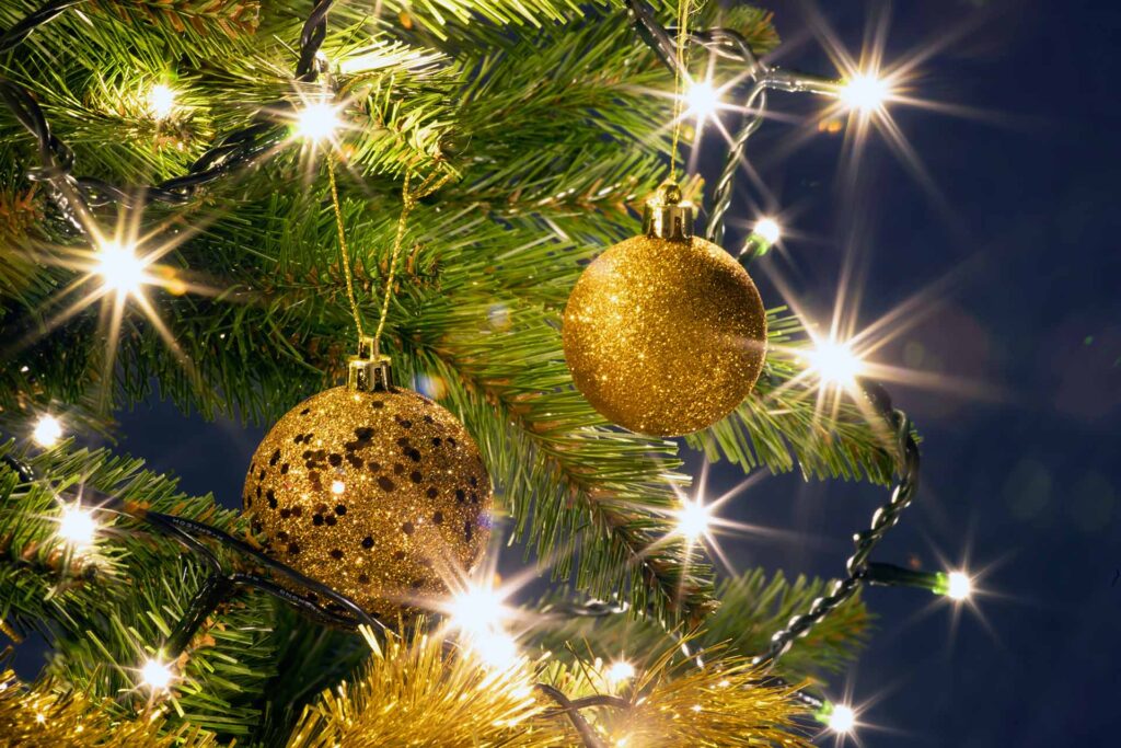 Primer plano del árbol de Navidad decorado con adornos y luces