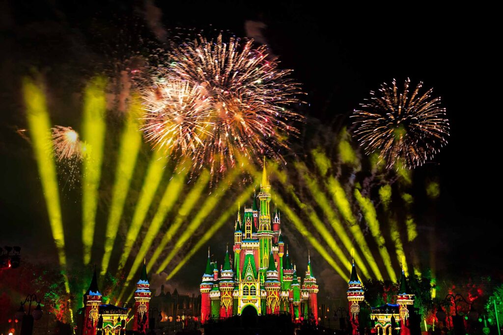Le château de Cendrillon illuminé pour le spectacle de Noël, avec des feux d'artifice au Magic Kingdom