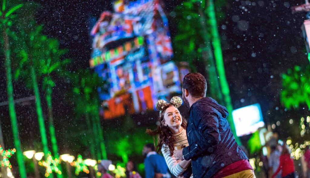 情侣在迪士尼好莱坞影城恐怖塔附近享受欢乐之夜