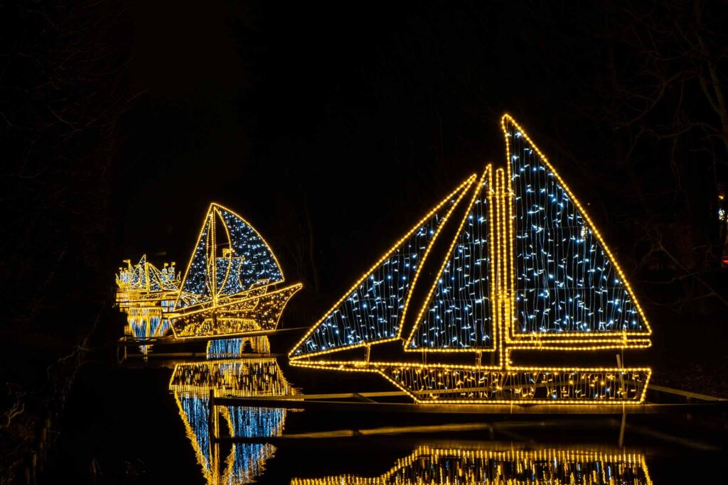 La nuit, les bateaux sont éclairés par des lumières de Noël