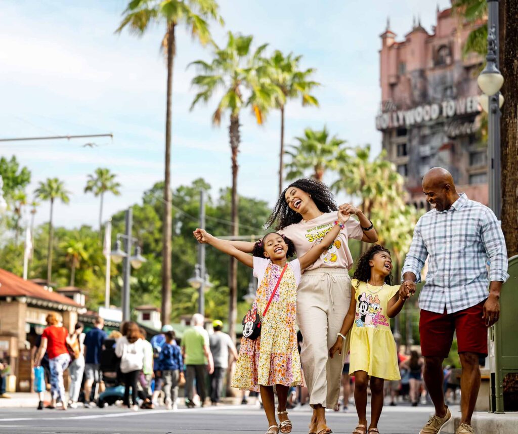 幸福的家庭在迪士尼好莱坞影城的日落大道上散步