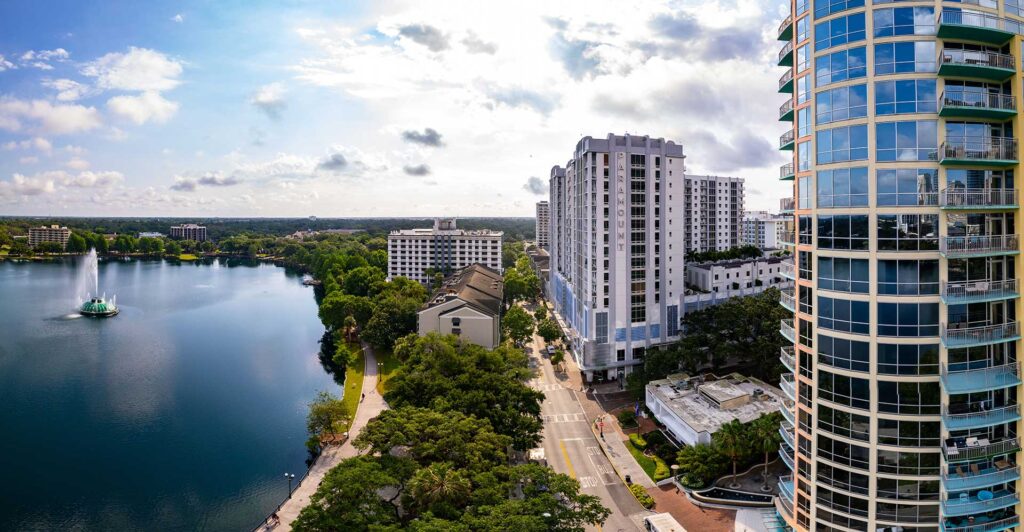 Vue aérienne du lac Eola et du centre-ville d'Orlando