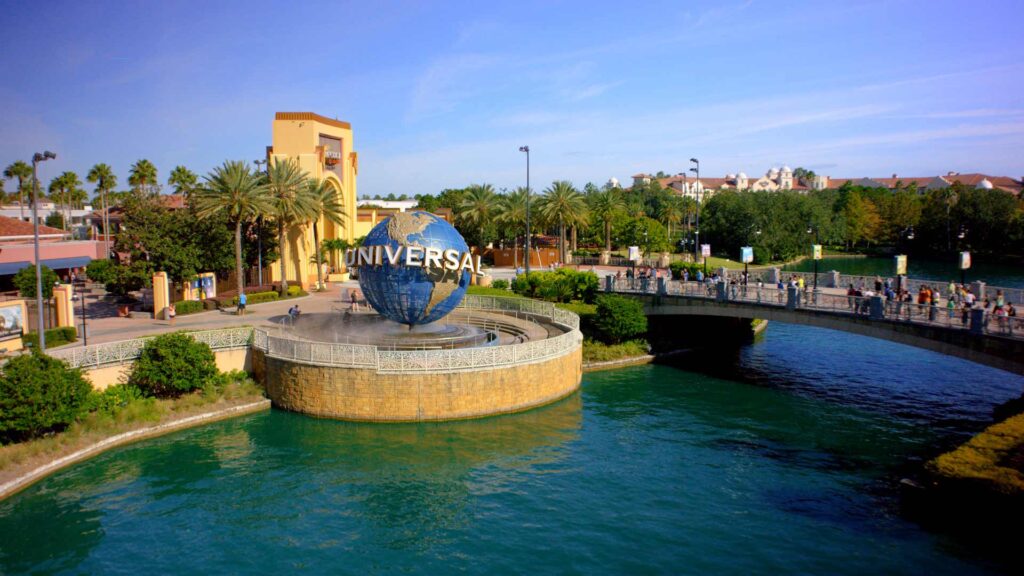 Globo giratorio universal en la entrada del parque temático Universal Studios
