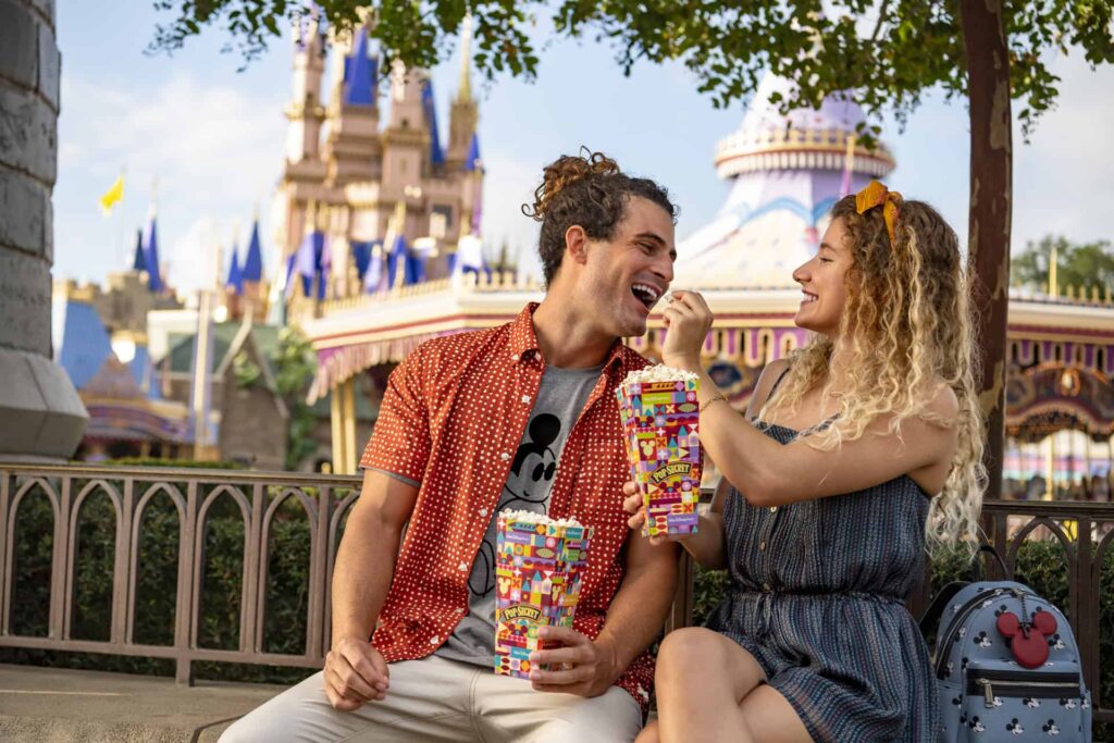 夫妇在华特迪士尼世界的魔法王国一起分享爆米花