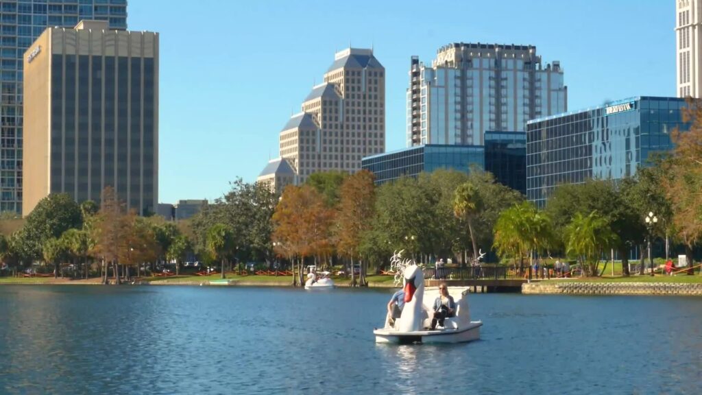 Personas viajando en un bote de remos tipo cisne en el parque Lake Eola en el centro de Orlando