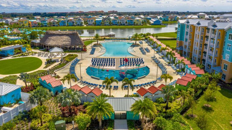 Luftaufnahme des Poolbereichs des Oasis Beach Club im Embassy Suites by Hilton Orlando Sunset Walk
