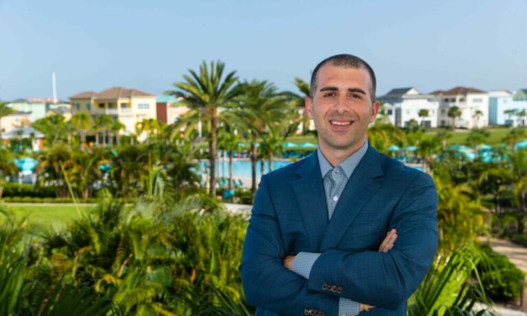 Rentyl Resorts الرئيس التنفيذي نيك فالكون في منتجع مارغريتافيل أورلاندو