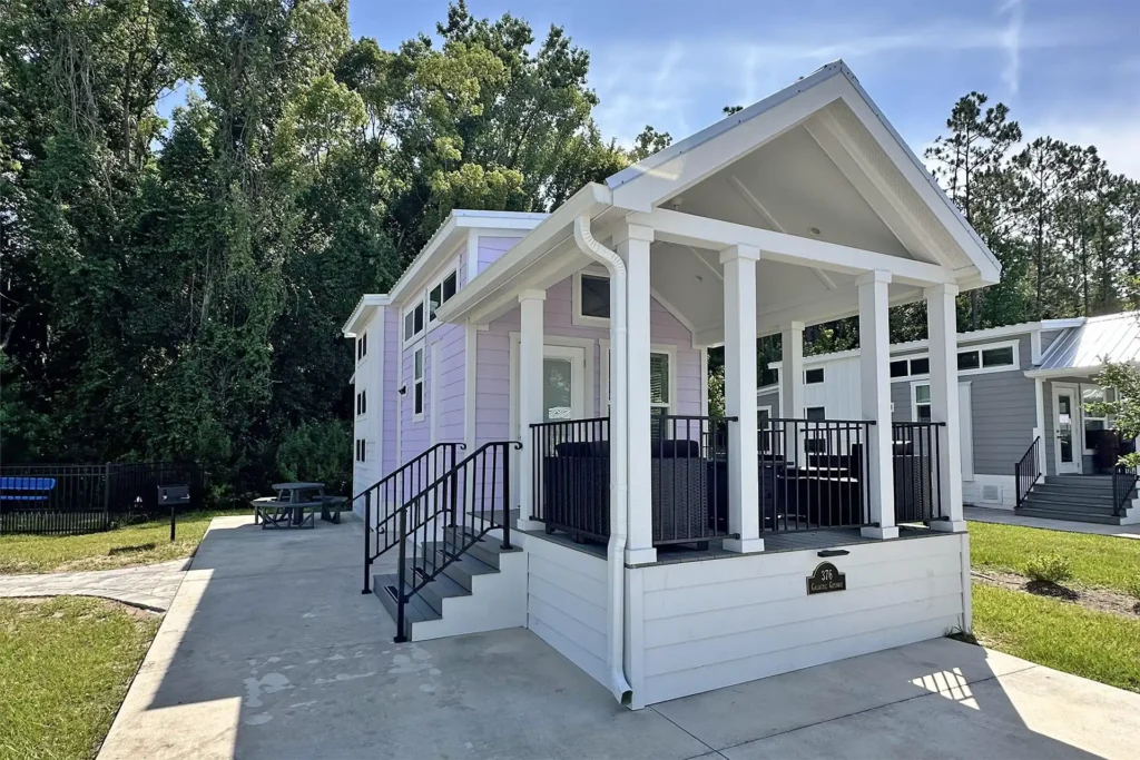 Island Oaks 1 Bed/1 Bath Bunkhouse cabin w/ Loft + Pet Pad, Sleeps 6